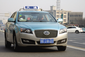 54部新能源出租上路 年内建充电桩3000根