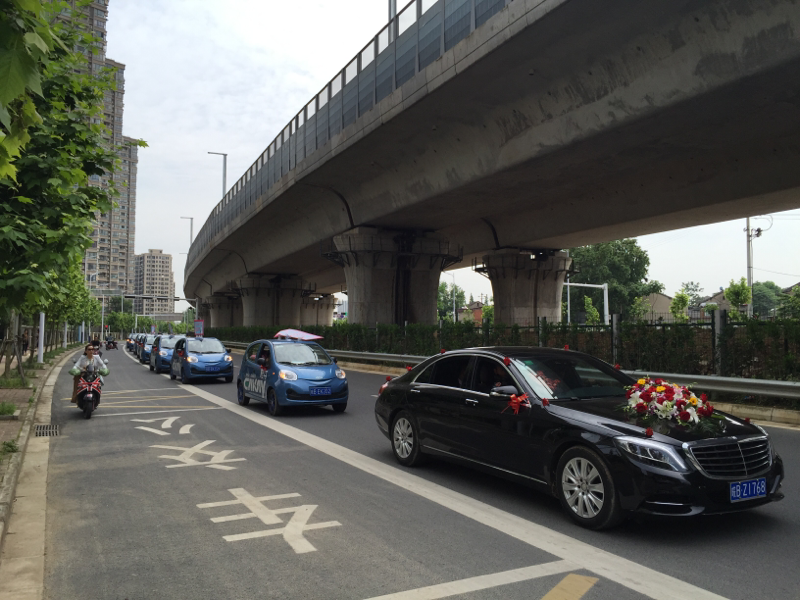 15辆电动汽车迎亲 “兵哥哥”环保表深情