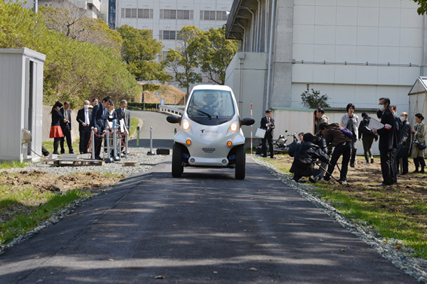日本丰桥大学研究电动汽车边跑边充电