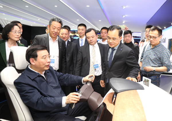 苗圩参观2016北京国际汽车展览会