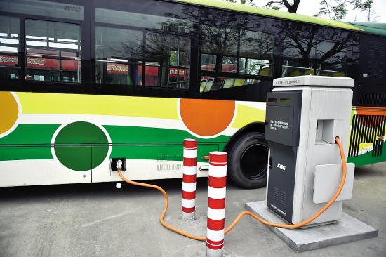 潭村公交车场电动公交车充电站正式启用