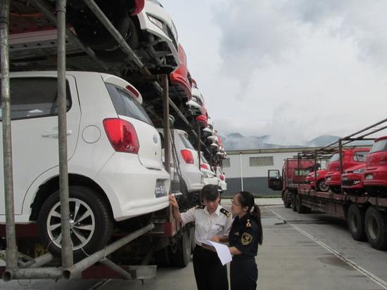 34辆“大河”牌新能源电动车从打洛口岸出口