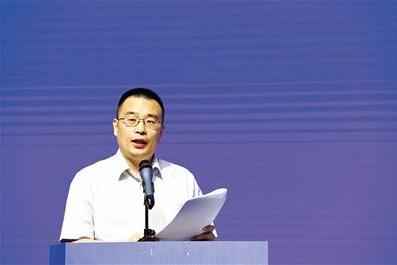 加强充电桩、充电站等建设，促进新能源推广