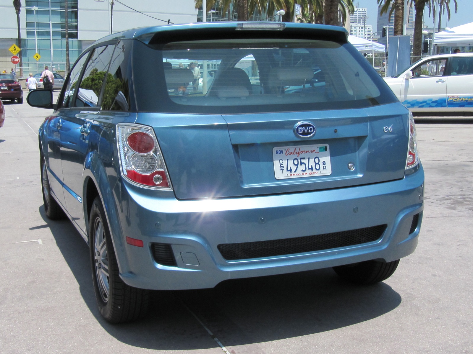 chinese-battery-electric-crossover-byd-e6-test-drive-los-angeles-may-2012_100390048_h.jpg