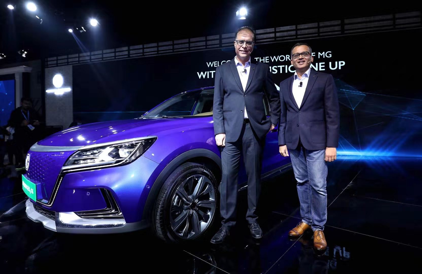 配图:上汽名爵印度公司总经理Rajeev Chaba(左)和首席商务官Gaurav Gupta(右)共同讲解Marvel X技术亮点.jpg 配图:上汽名爵印度公司总经理Rajeev Chaba(左)和首席商务官Gaurav Gupta(右)共同讲解Marvel X技术亮点.jpg