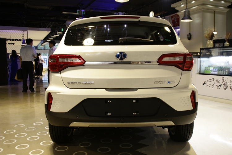 续航超400km999万元起售北汽新能源ec5杀入纯电动小型suv市场