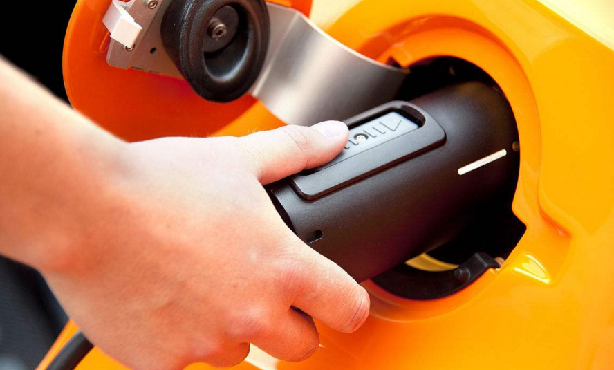 纯电动车VS燃油车 哪种车型更实惠？