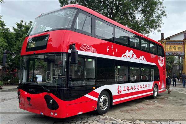 蜀都客车旅游观光巴士助力 检验彭州市百里画廊建设成效