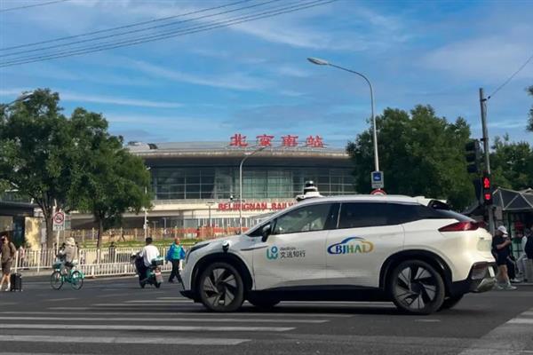 驶入核心区 文远知行自动驾驶乘用车北京南站获准测试