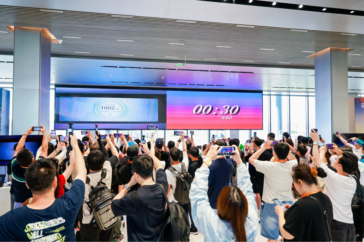 比亚迪汉家族交付破百万,汉L赛道体验日引爆性能狂欢