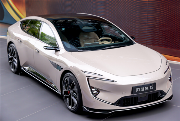 谁说改款是小打小闹？阿维塔 12 四激光版带着诚意杀疯了