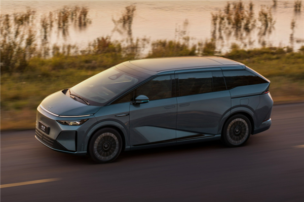 30.98 万起的小鹏 X9 增程版，藏着多少野心？