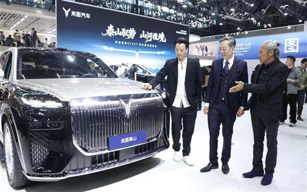 广州车展最“港风”展台！TVB老戏骨集体打卡岚图