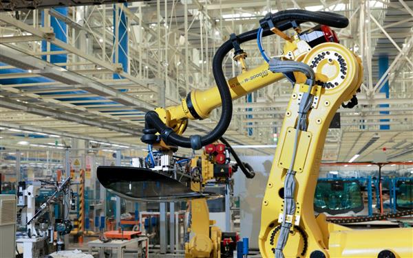 开放即自信！岚图泰山首批车主探秘云峰工厂，见证华系旗舰硬核品质