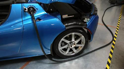 美国高通无线充电技术 让汽车在行驶中充电